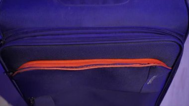 NEW YORK, ABD - 2 Şubat 2024: Şık, modern bir mavi seyahat çantası, parlak kırmızı aksanlar ve ek yetenekler içeriyor