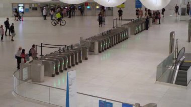 NEW YORK, ABD - 19 Haziran 2024: Yolcuların bilet kapısından etkin bir şekilde geçtiği hareketli ve dinamik bir aktarma istasyonu. Metro Treni PATH.