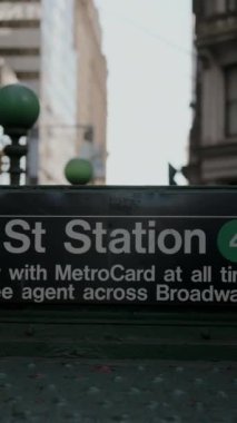 Burada Wall Street metro istasyonunun girişinin detaylı bir görüntüsü var, önemli metro kartı bilgilerini vurguluyor. New York 'taki metro istasyonuna giriş.