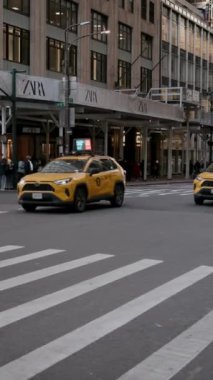 NEW YORK, ABD - 12 Kasım 2024 Canlı ve hareketli bir şehir sokak sahnesi yayalar arasında hareketli ikonik sarı bir taksi sergiliyor.