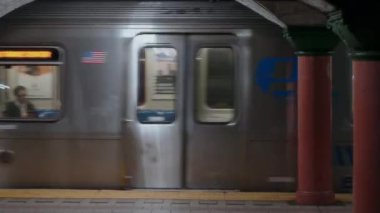 NEW YORK, ABD - 6 Kasım 2024: Hareketli bir metro sahnesi kalabalık bir ulaşım istasyonunda hareket eden banliyö sakinlerinin enerjilerini gösteren