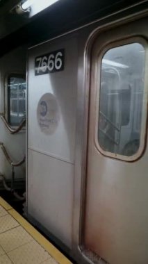 NEW YORK, ABD - 12 Kasım 2024: Bu, metalik yüzeyini ve istasyona ulaşan pencereyi gösteren bir metro vagonunun ayrıntılı ve yakın görüntüsü.