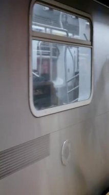 NEW YORK, ABD - 12 Kasım 2024: Bu, metalik yüzeyini ve istasyona ulaşan pencereyi gösteren bir metro vagonunun ayrıntılı ve yakın görüntüsü.