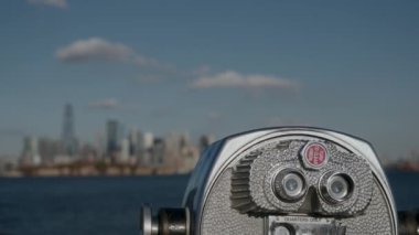 Gezginler ve meraklı turistler için mükemmel, nefes kesici bir ufuk çizgisi arkaplanı sunan para basılmış bir izleme makinesi.