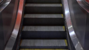 Yürüyen merdiven kademeli olarak Parlak ve Modern Ayarlar 'da yukarı doğru ilerliyor. Bu resim, çağdaş bir kentsel ortamda yüksek kaliteli yürüyen merdivenlerin yakın plan görüntülerini gösterir