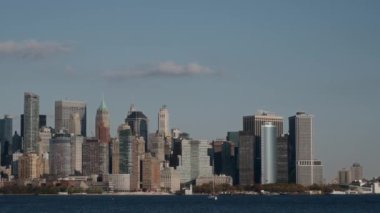 Modern gökdelenlerin ve ikonik One World Trade Center 'ın yer aldığı nefes kesen bir New York gökdeleni görüntüsü. Tek Dünya Ticaret Merkezi ile New York şehrinin ufuk çizgisi görünümü