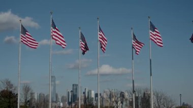 Muhteşem ve çarpıcı Amerikan bayrakları gururla ve zarif bir şekilde dalgalanıyor.