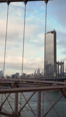 Manhattan Köprüsü 'nün nefes kesici bir görüntüsü modern gökdelenlere karşı güzelce çerçevelenmiştir. New York