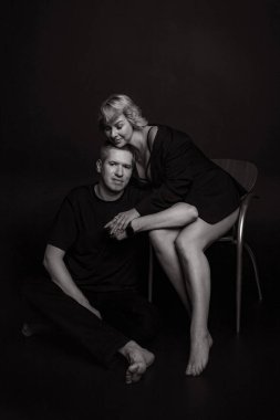 Sevgi dolu bir çift arasındaki güzel yakınlığı ustalıkla yansıtan çarpıcı bir siyah beyaz portre. Samimi Siyah ve Beyaz Portre, çiftlerin aşk ilişkilerini güzelce yakalar.