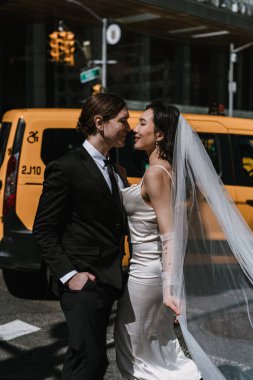 Bir çift şehir ortamında romantik bir anı paylaşıyor, derin aşklarını New York 'ta canlı şehir yaşamının ortasında yakalıyorlar.