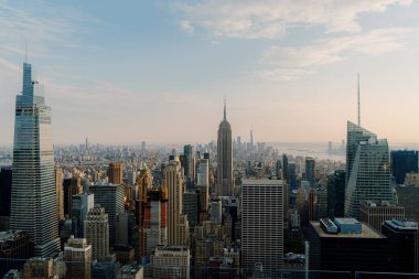 Nefes kesici bir hava görüntüsü NYC 'lerin göz kamaştırıcı silueti ve canlı bir günbatımı tarafından çerçevelenmiş ikonik binalar.