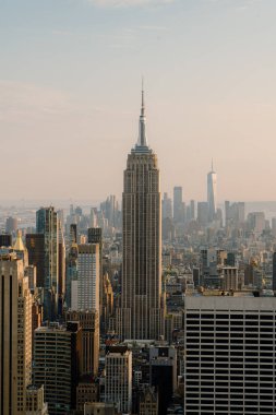 Gün batımında çarpıcı New York siluetinin yanındaki ikonik Empire State binasını nefes kesen bir hava görüntüsü yakalıyor.