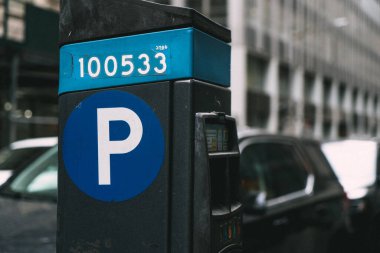 New York 'taki hareketli kentsel ortamda park sayacının hızını gösteren yakın çekim görüntüsü