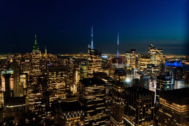 Göz kamaştırıcı bir şehrin gökyüzü manzarası gece aydınlanarak canlı enerjisini ve yaşamını gözler önüne seriyor. Akşam ve Akşam New York 'ta Canlı Şehir ve Canlı Metropolis' in nefes kesici Gece Kenti