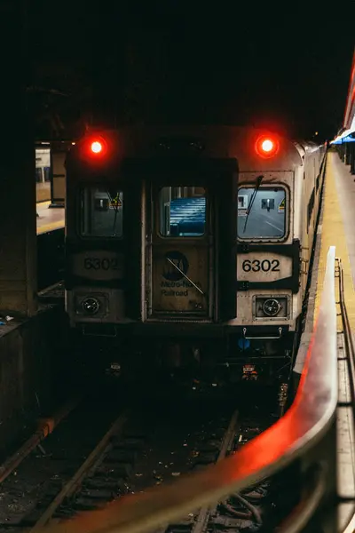 NEW YORK, ABD - 17 Şubat 2024: Hareketli bir gecede canlı bir metro sahnesi, parlak kırmızı ışıklar ve kendine özgü şehir atmosferi