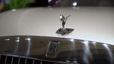 NEW YORK, ABD - 30 Mart 2024: Son derece ikonik ve tanınabilir Rolls Royce kaput süslemesini zarif lüks bir araçta göstermek