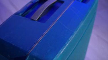 NEW YORK, ABD - ŞUBAT 2, 2024: Sürekli hareket halinde olan şık gezginler için mükemmel olan bu çarpıcı derecede parlak deniz mavisi bavulu keşfedin