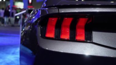 Modern otomotiv estetiğiyle birlikte cesur bir tasarımı ön plana çıkaran parlak arka farların yakın plan görüntüsü