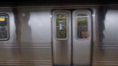Canlı ve hareketli bir metro istasyonu, şehir içi ulaşımın gerçek özünü etkili bir şekilde yakalar.
