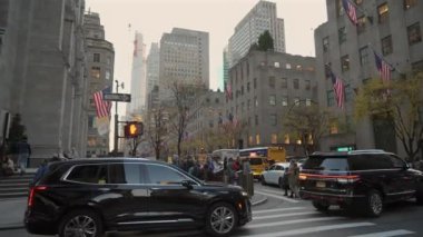 NEW YORK, ABD - 29 Kasım 2024 Meşgul bir sokak sahnesi canlı New York City trafiğinde yol alan klasik sarı taksileri canlı bir şekilde gösteriyor