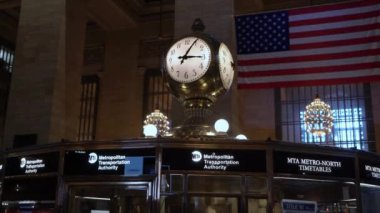 NEW YORK, ABD - 22 Şubat 2024: Bu görüntü New York 'taki Grand Central İstasyonu içindeki MTA tabelasının net ve ayrıntılı bir görüntüsünü sunuyor