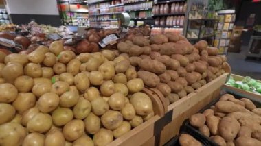 JERSEY ŞEHRİ, ABD - 2 Aralık 2024: İyi organize edilmiş bir markette çeşitli patates çeşitleri güzel bir şekilde sergilenmektedir