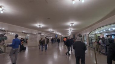 NEW YORK, ABD - 30 Kasım 2024 Hepsi yukarıdaki parlak ve canlı ışıklarla çevrili, canlı bir yeraltı koridoru.