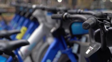 Mavi şehir bisikletleri, şehir sakinleri için mükemmel bisiklet paylaşım seçeneklerini sergilemek için düzenli bir şekilde dizilmişlerdir. Citibike