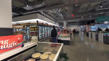 JERSEY ŞEHRİ, ABD - 2 Aralık 2024: Donmuş kısımlarla birlikte çok çeşitli taze ürünlerin sergilendiği canlı bir market içi