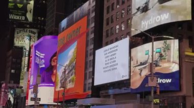 NEW YORK, ABD - 2 Aralık 2024: Parlak reklamlar Times Meydanı 'nı aydınlatıyor, şehir gece hayatı ve canlı ticari kültürü temsil ediyor