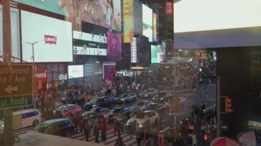 NEW YORK, ABD - 2 ARALIK 2024: Dolu caddelerin geceleri kalabalık araba ve yayalarla dolu olduğu canlı bir şehir manzarası