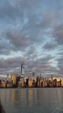 Büyüleyici ve nefes kesici New York silueti manzarası muhteşem bir günbatımında altın ışıkla güzelce yıkandı. New York Manhattan şehir merkezi gün doğumu.
