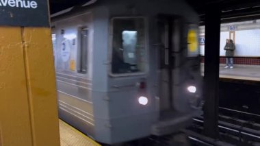 NEW YORK, ABD - 8 ARALIK 2024: Canlı ve hareketli bir metro istasyonu, şehrin kentsel dönüşümünün gerçek özünü etkili bir şekilde yakalar