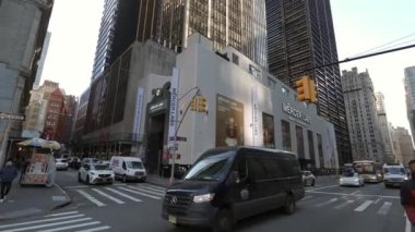 NEW YORK, ABD - 8 Aralık 2024: Çağdaş mimari ve canlı kentsel yaşamın bir karışımını canlı bir şekilde gösteren hareketli bir şehir kavşağı