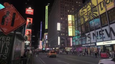 NEW YORK, ABD - 2 Aralık 2024: Canlı ve hareketli bir Times Meydanı parlak reklam panoları ve geceleri sayısız canlı kalabalık tarafından aydınlatılmaktadır