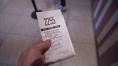 NEW YORK, ABD - 2 Aralık 2024: Kalabalık bir restoran atmosferinde bilet numarasını gösteren bir yemek siparişinin yakın plan çekimi