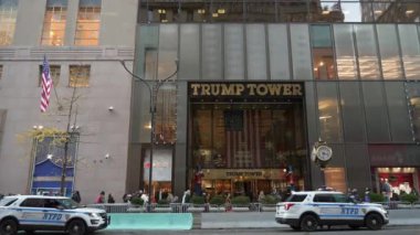 NEW YORK, ABD - 29 Kasım 2024: Trump Tower 'ın çarpıcı ve çarpıcı bir görüntüsü, Amerikan bayrağıyla birlikte ikonik girişini vurguluyor