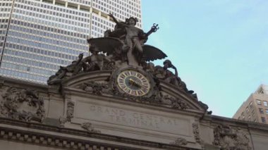 Grand Central Terminalinin güzel ve ikonik mimari özelliği göz kamaştırıcı bir arkaplan tarafından çerçevelenmiştir.