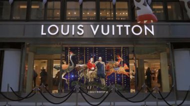 NEW YORK, ABD - 29, 2024: Şık Louis Vuitton butiği bu tatil sezonunda göz kamaştırıcı özel sunumlar sunuyor