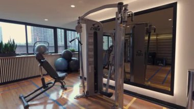 JERSEY CITY, ABD - 2 Aralık 2024: Şık jimnastik salonu iç mimarisi modern çalışma makineleri ve açık, geniş bir tasarım düzenine sahiptir.