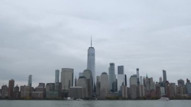Manhattan 'ın göz kamaştırıcı gökdelenleri New York' taki gri gökyüzünün altında görkemli bir şekilde sergileniyor.