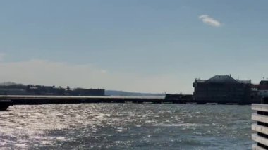NEW YORK, ABD - 22 Şubat 2024: Resimli bir liman sahnesinde, New York 'ta güneşli, güneşli bir günde feribot zarifçe süzülüyor