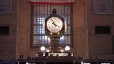 NEW YORK, ABD - 23 Kasım 2024: Grand Central İstasyonundaki tarihi saat New York 'un zamansız cazibesini ve cazibesini güzel bir şekilde sembolize ediyor