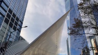 One World Trade Center yakınlarında kentsel yaşamı gösteren canlı bir sokak sahnesi.