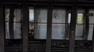 NEW YORK, ABD - 8 ARALIK 2024: Canlı ve hareketli bir metro istasyonu, şehrin kentsel dönüşümünün gerçek özünü etkili bir şekilde yakalar