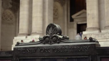 Dünyaca ünlü New York Halk Kütüphanesi 'ne nefes kesici ve etkileyici bir giriş.