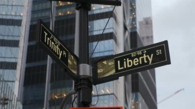 Bu New York 'ta bulunan Trinity ve Liberty caddelerinin yoğun kavşağını gösteren bir manzara.