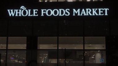 JERSEY CITY, ABD - 2 Aralık 2024: Aydınlatılmış Whole Foods Market bugün modern market alışverişinin özünü parlak bir şekilde gösteriyor