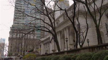 NEW YORK, ABD - 30 Kasım 2024: Büyük mimari tasarımı ve pek çok ziyaretçiyi gösteren tarihi bir kütüphanenin nefes kesici manzarası