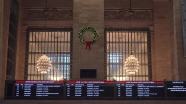 Grand Central İstasyonu 'nun şenlikli manzarası, tatil süslemeleri ve hareketli gezgin aktiviteleri..